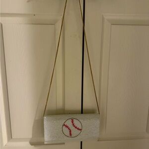 Brand new beaded baseball crossbody, perfect accessory for the ballpark

Hemline